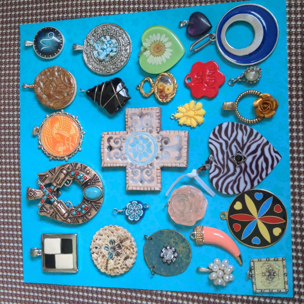 A407 🔥 5 For $35 🔥 Twenty-five Pendants